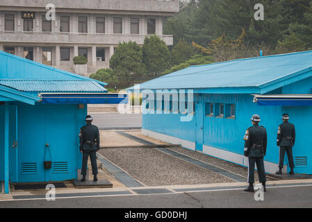 Corea del Sud i soldati stand presso l'attenzione alla zona demilitarizzata al confine tra Corea del Nord e Corea del Sud. Foto Stock