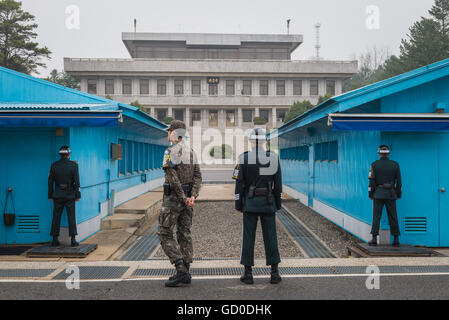 Corea del Sud i soldati stand presso l'attenzione alla zona demilitarizzata al confine tra Corea del Nord e Corea del Sud. Foto Stock