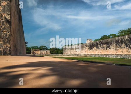 Il grande Ballcourt presso le rovine Maya di Chichen Itza, Messico. Foto Stock