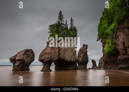 Una lunga esposizione del vaso rocce, parte di Hopewell rocce in New Brunswick, Canada. Foto Stock