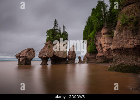 Una lunga esposizione del vaso rocce, parte di Hopewell rocce in New Brunswick, Canada. Foto Stock