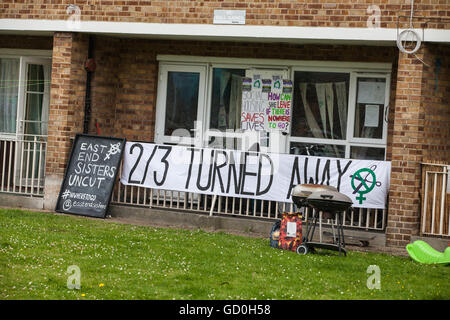 Londra, Regno Unito. 9 Luglio, 2016. Un alloggio sociale blocco essendo occupata da femminista azione diretta gruppo sorelle intonso come forma di protesta per chiamare su entrambi Hackney il Consiglio e il governo di non attuare la legge di alloggiamento, a cessare la demolizione di alloggiamento del consiglio e di investire fondi in entrambi gli alloggi sociali e rifugi per le donne fuggono dalla violenza domestica. Credito: Mark Kerrison/Alamy Live News Foto Stock