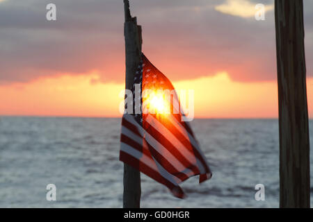 San Diego, CA, Stati Uniti d'America. 5 Luglio, 2016. 4 luglio 2016 - San Diego, California, Stati Uniti d'America - Fuochi d'artificio esplodere oltre La Jolla a San Diego il 4 di luglio. © KC Alfred/ZUMA filo/Alamy Live News Foto Stock