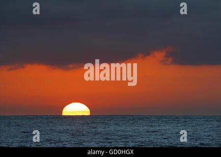 San Diego, CA, Stati Uniti d'America. 5 Luglio, 2016. 5 luglio 2016 - San Diego, California, Stati Uniti d'America - Il sole tramonta alle Windansea Beach in La Jolla comunità di San Diego. © KC Alfred/ZUMA filo/Alamy Live News Foto Stock
