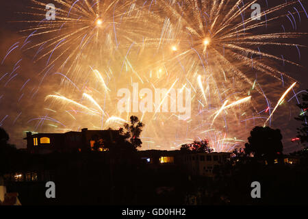 San Diego, CA, Stati Uniti d'America. 4 Luglio, 2016. 4 luglio 2016 - San Diego, California, Stati Uniti d'America - Fuochi d'artificio esplodere oltre La Jolla a San Diego il 4 di luglio. © KC Alfred/ZUMA filo/Alamy Live News Foto Stock