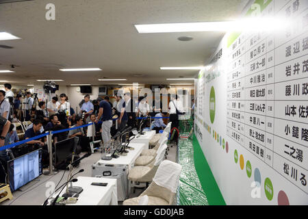 Tokyo, Giappone. 10 Luglio, 2016. I lavoratori dei media attesa per interviste presso la sede del Partito liberale democratico (LDP) in Tokyo, capitale del Giappone, il 10 luglio 2016. Votare per il parlamento giapponese Casa di consiglieri, o della parte superiore della casa, ha dato dei calci a fuori la domenica con il fuoco principale su se o non la costituzione di forze di modifica potrebbe assumere una schiacciante maggioranza in 242-membro della camera. © Ma Ping/Xinhua/Alamy Live News Foto Stock