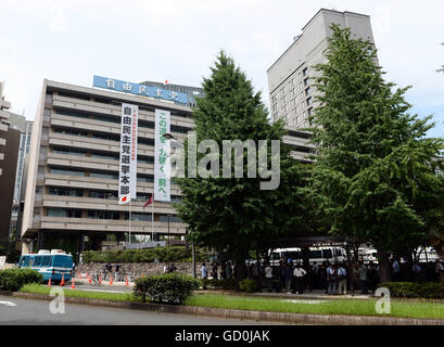 Tokyo, Giappone. 10 Luglio, 2016. I lavoratori dei media attesa per immettere la sede del Partito liberale democratico (LDP) in Tokyo, capitale del Giappone, il 10 luglio 2016. Votare per il parlamento giapponese Casa di consiglieri, o della parte superiore della casa, ha dato dei calci a fuori la domenica con il fuoco principale su se o non la costituzione di forze di modifica potrebbe assumere una schiacciante maggioranza in 242-membro della camera. © Ma Ping/Xinhua/Alamy Live News Foto Stock