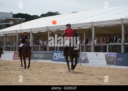 Barene, Poole, Dorset, Regno Unito. 9 Luglio, 2016. British beach polo Martin Woolmington / Alamy news Foto Stock