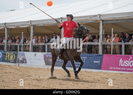 Barene, Poole, Dorset, Regno Unito. 9 Luglio, 2016. British beach polo Martin Woolmington / Alamy news Foto Stock