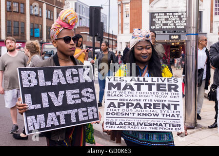 Brixton, Londra, Regno Unito. Il 9 luglio 2016. I giovani manifestanti holding posters il supporto nero vive la materia. Centinaia di nero vive questione sostenitori hanno marciato sulla stazione di polizia locale prima di un sit-in di protesta a Brixton High Street che ha portato le vie di Londra al punto di arresto. Il mese di marzo è in risposta a il fatale tiri di Philando Castiglia in Minnesota e Alton Sterling in Louisiana. Credito: Nicola Ferrari/Alamy Live News. Foto Stock