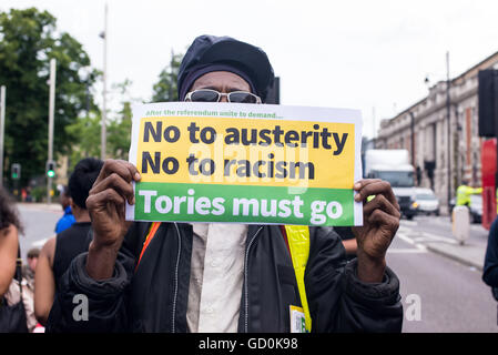 Brixton, Londra, Regno Unito. Il 9 luglio 2016. Nero protester tenendo un poster contro austerità, conservatori e il razzismo. Centinaia di nero vive questione sostenitori hanno marciato sulla stazione di polizia locale prima di un sit-in di protesta a Brixton High Street che ha portato le vie di Londra al punto di arresto. Il mese di marzo è in risposta a il fatale tiri di Philando Castiglia in Minnesota e Alton Sterling in Louisiana. Credito: Nicola Ferrari/Alamy Live News. Foto Stock