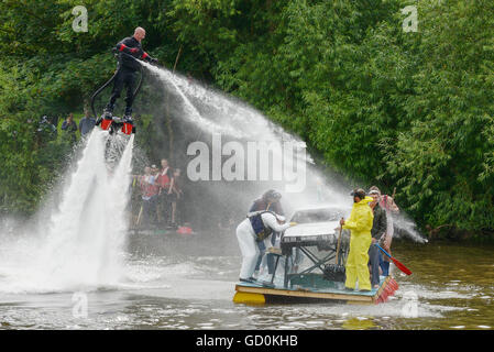 Chester, Regno Unito. Il 10 luglio 2016. La beneficenza della gara zattera sul fiume Dee organizzato da Chester Rotary Club. I concorrenti sono imbevuti dalla UK Fly-board Champion Jay St John. Andrew Paterson/Alamy Live News Foto Stock