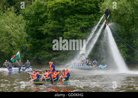 Chester, Regno Unito. Il 10 luglio 2016. La beneficenza della gara zattera sul fiume Dee organizzato da Chester Rotary Club. I concorrenti sono imbevuti dalla UK Fly-board Champion Jay St John. Andrew Paterson/Alamy Live News Foto Stock