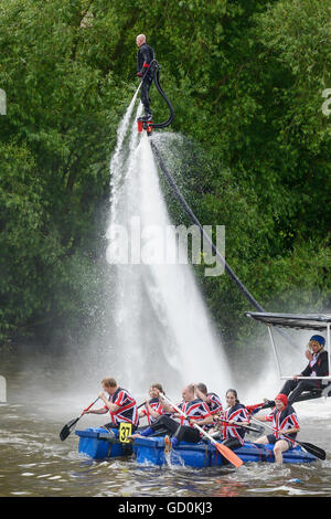 Chester, Regno Unito. Il 10 luglio 2016. La beneficenza della gara zattera sul fiume Dee organizzato da Chester Rotary Club. I concorrenti sono imbevuti dalla UK Fly-board Champion Jay St John. Foto Stock