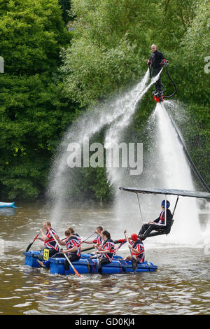 Chester, Regno Unito. Il 10 luglio 2016. La beneficenza della gara zattera sul fiume Dee organizzato da Chester Rotary Club. I concorrenti sono imbevuti dalla UK Fly-board Champion Jay St John. Andrew Paterson/Alamy Live News Foto Stock