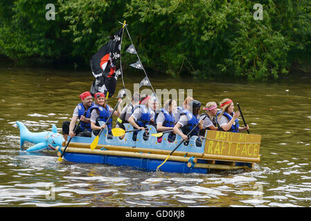 Chester, Regno Unito. Il 10 luglio 2016. La beneficenza della gara zattera sul fiume Dee organizzato da Chester Rotary Club. Andrew Paterson/Alamy Live News Foto Stock