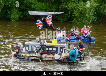 Chester, Regno Unito. Il 10 luglio 2016. La beneficenza della gara zattera sul fiume Dee organizzato da Chester Rotary Club. Foto Stock
