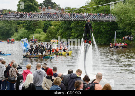 Chester, Regno Unito. Il 10 luglio 2016. La beneficenza della gara zattera sul fiume Dee organizzato da Chester Rotary Club. I concorrenti sono imbevuti dalla UK Fly-board Champion Jay St John. Andrew Paterson/Alamy Live News Foto Stock