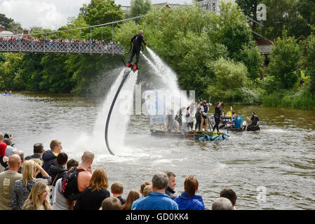 Chester, Regno Unito. Il 10 luglio 2016. La beneficenza della gara zattera sul fiume Dee organizzato da Chester Rotary Club. I concorrenti sono imbevuti dalla UK Fly-board Champion Jay St John. Andrew Paterson/Alamy Live News Foto Stock