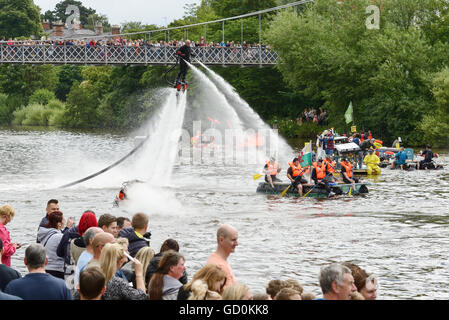 Chester, Regno Unito. Il 10 luglio 2016. La beneficenza della gara zattera sul fiume Dee organizzato da Chester Rotary Club. I concorrenti sono imbevuti dalla UK Fly-board Champion Jay St John. Andrew Paterson/Alamy Live News Foto Stock