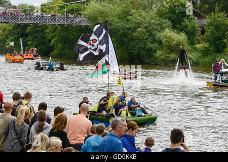 Chester, Regno Unito. Il 10 luglio 2016. La beneficenza della gara zattera sul fiume Dee organizzato da Chester Rotary Club. I concorrenti sono imbevuti dalla UK Fly-board Champion Jay St John. Andrew Paterson/Alamy Live News Foto Stock