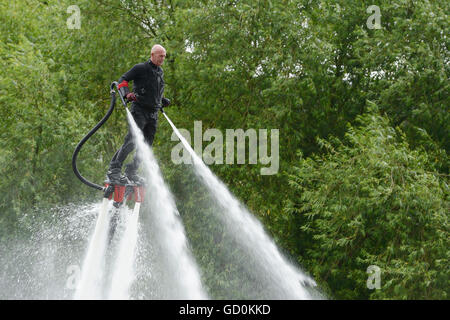 Chester, Regno Unito. Il 10 luglio 2016. UK Fly-board Champion Jay San Giovanni alla carità annuale gara zattera sul fiume Dee organizzato da Chester Rotary Club. Chester, Regno Unito. Andrew Paterson/Alamy Live News Foto Stock