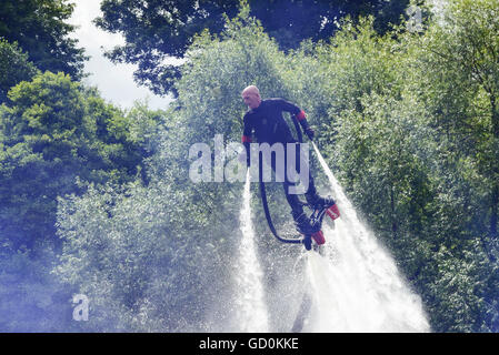 Chester, Regno Unito. Il 10 luglio 2016. UK Fly-board Champion Jay San Giovanni alla carità annuale gara zattera sul fiume Dee organizzato da Chester Rotary Club. Chester, Regno Unito. Andrew Paterson/Alamy Live News Foto Stock