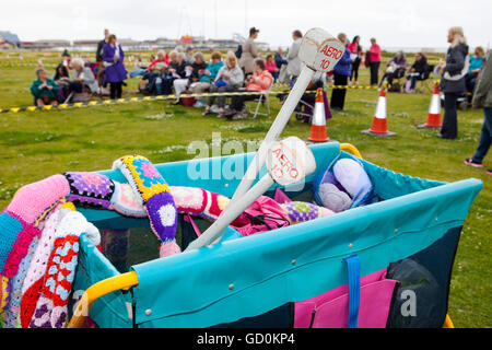 Blackpool, Regno Unito. 10 Luglio, 2016. Tessitori locali da tutto il Regno Unito sono stati accolti a Blackpool fronte mare a girare proprio filato in un tentativo di rompere il Guinness World Record per il supporto simultaneo di maglia. La lana di hardy guerrieri si sono trovati di fronte ad una blustery brezza fresca ma sono riusciti a lavorare a maglia stessi caldo. L'attuale record mondiale si erge a 3089 persone e con il contributo del Comune banditore " Barry McQueen', nuove reclute sono stati convocati da marciapiedi & erano più che felici di unirsi al divertimento. Credito: Cernan Elias/Alamy Live News Foto Stock