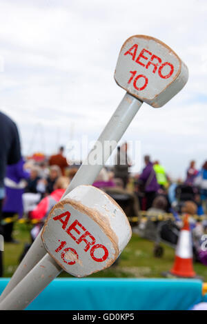 Blackpool, Regno Unito. 10 Luglio, 2016. Tessitori locali da tutto il Regno Unito sono stati accolti a Blackpool fronte mare a girare proprio filato in un tentativo di rompere il Guinness World Record per il supporto simultaneo di maglia. La lana di hardy guerrieri si sono trovati di fronte ad una blustery brezza fresca ma sono riusciti a lavorare a maglia stessi caldo. L'attuale record mondiale si erge a 3089 persone e con il contributo del Comune banditore " Barry McQueen', nuove reclute sono stati convocati da marciapiedi & erano più che felici di unirsi al divertimento. Credito: Cernan Elias/Alamy Live News Foto Stock