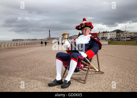 Blackpool, Regno Unito. 10 Luglio, 2016. Town Crier "Barry McQueen' e tessitori locali da tutto il Regno Unito sono stati accolti a Blackpool fronte mare a girare proprio filato in un tentativo di rompere il Guinness World Record per il supporto simultaneo di maglia. La lana di hardy guerrieri si sono trovati di fronte ad una blustery brezza fresca ma sono riusciti a lavorare a maglia stessi caldo. L'attuale record mondiale si erge a 3089 persone e con il contributo del Comune banditore " Barry McQueen', nuove reclute sono stati convocati da marciapiedi & erano più che felici di unirsi al divertimento. Credito: Cernan Elias/Alamy Live News Foto Stock