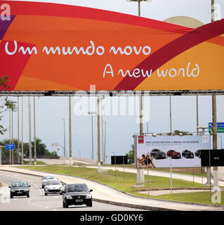 (160710) -- RIO DE JANEIRO, luglio 10, 2016 (Xinhua) -- veicoli passano attraverso il portico decorato con Rio 2016 Giochi slogan sul modo di Tom Jobim Aeroporto Internazionale di Rio de Janeiro, Brasile, il 7 luglio 2016. Il 2016 Rio i Giochi olimpici si terranno dal 5 agosto al 21. (Xinhua/Li Ming) Foto Stock