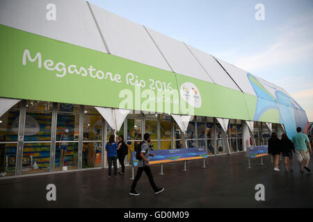 (160710) -- RIO DE JANEIRO, luglio 10, 2016 (Xinhua) -- Foto scattata il 8 luglio 2016 mostra 'Megastore' (official store) presso la spiaggia di Copacabana a Rio de Janeiro in Brasile. Il 2016 Rio i Giochi olimpici si terranno dal 5 agosto al 21. (Xinhua/Li Ming) Foto Stock