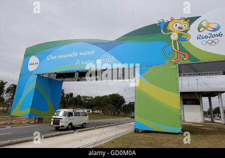 (160710) -- RIO DE JANEIRO, luglio 10, 2016 (Xinhua) -- un'auto passa attraverso il portico decorato con Rio 2016 Giochi mascotte e slogan sul modo di Tom Jobim Aeroporto Internazionale di Rio de Janeiro in Brasile il 7 luglio 2016. Il 2016 Rio i Giochi olimpici si terranno dal 5 agosto al 21. (Xinhua/Li Ming) Foto Stock