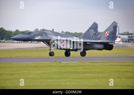 Fairford, UK. 09 Luglio, 2016. Il Royal International Air Tattoo 2016 provvisto di un display di grandi dimensioni dei moderni aerei militari e civili Credito: Uwe Deffner/Alamy Live News Foto Stock