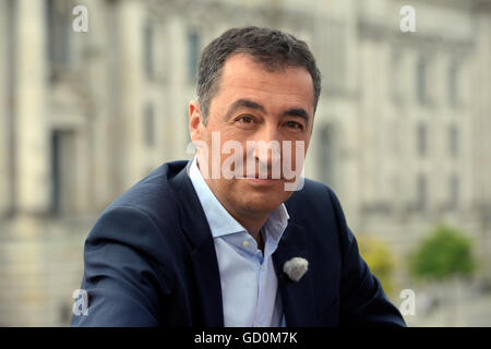 Berlino, Germania. 10 Luglio, 2016. I Verdi di leader di partito Cem Özdemir siede prima a un colloquio di fronte al Reichstag per programma di ARD 'Bericht aus Berlin' ('Report da Berlino') di Berlino, Germania, 10 luglio 2016. Foto: MAURIZIO GAMBRINI/dpa/Alamy Live News Foto Stock