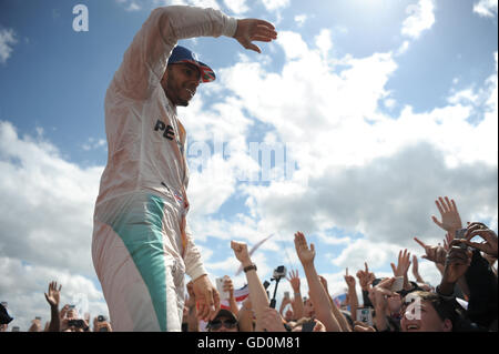 Silverstone, Regno Unito. 10 luglio 2016. Lewis Hamilton fa una folla di surf dopo aver vinto il Gran premio di Gran Bretagna. Credit: Kevin Bennett/Alamy Live News Foto Stock