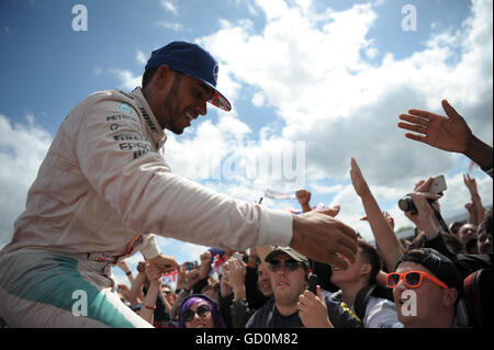 Silverstone, Regno Unito. 10 luglio 2016. Lewis Hamilton fa una folla di surf dopo aver vinto il Gran premio di Gran Bretagna. Credit: Kevin Bennett/Alamy Live News Foto Stock