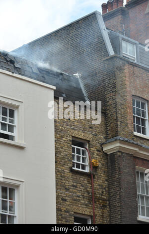 Gerrard Street, Londra, Regno Unito. Il 10 luglio 2016. Motori Fire di occuparsi di un incendio al di sopra ristoranti su Gerrard Street a Chinatown Foto Stock