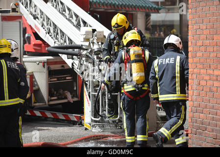 Gerrard Street, Londra, Regno Unito. Il 10 luglio 2016. Motori Fire di occuparsi di un incendio al di sopra ristoranti su Gerrard Street a Chinatown Foto Stock