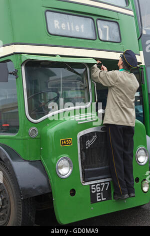 Poole, Dorset, Regno Unito. Il 10 luglio 2016. Hants & Dorset (più Bus) celebra il centenario in grande stile per il suo centesimo compleanno a Poole Quay con bus vintage rides, visualizza e di divertimenti per tutta la famiglia. Credito: Carolyn Jenkins/Alamy Live News Foto Stock