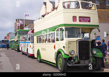 Poole, Dorset, Regno Unito. Il 10 luglio 2016. Hants & Dorset (più Bus) celebra il centenario in grande stile per il suo centesimo compleanno a Poole Quay con bus vintage rides, visualizza e di divertimenti per tutta la famiglia. Credito: Carolyn Jenkins/Alamy Live News Foto Stock