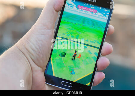 Roseville, CA - 10 Luglio: un utente Android Gioca Pokemon Go, un gioco di realtà aumentata gioco mobile sviluppata da Niantic per iOS e dispositivi Android. Foto Stock