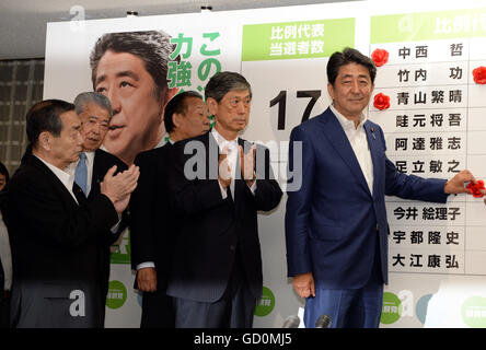 Tokyo, Giappone. 10 Luglio, 2016. Giappone il primo ministro e il leader della sentenza Partito liberale democratico (LDP) Shinzo Abe (1R) mette un rosone sul nome di un candidato che è atteso per vincere nella upper house elezione, presso la sede di LDP in Tokyo, Giappone, 10 luglio 2016. La sentenza giapponese camp guidato dal Primo Ministro Shinzo Abe è atteso per vincere una maggioranza di domenica la casa superiore elezione, secondo exit poll dai media locali. © Ma Ping/Xinhua/Alamy Live News Foto Stock