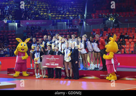 (160710) -- Bangkok, 10 luglio 2016 (Xinhua) -- Silver medalists team gli Stati Uniti pongono durante la cerimonia di premiazione per FIVB femminile di pallavolo World Grand Prix 2016 a Huamark stadio al coperto a Bangkok, Thailandia, il 10 luglio 2016. (Xinhua/Li Mangmang)(hcs) Foto Stock