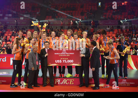 (160710) -- Bangkok, 10 luglio 2016 (Xinhua) -- bronzo medalists team i Paesi Bassi presentano durante la cerimonia di premiazione per FIVB femminile di pallavolo World Grand Prix 2016 a Huamark stadio al coperto a Bangkok, Thailandia, il 10 luglio 2016. (Xinhua/Li Mangmang)(hcs) Foto Stock