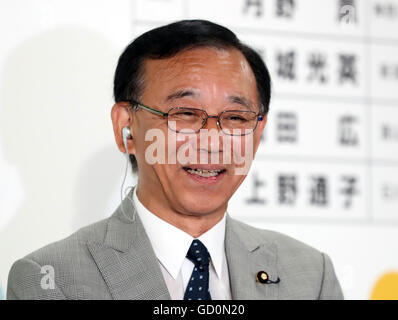 Tokyo, Giappone. 10 Luglio, 2016. Sentenza giapponese Partito liberale democratico (LDP) Segretario Generale Sadakazu Tanigakismiles come egli parla ai giornalisti per il risultato della Upper House elezione alla sede LDP a Tokyo il 14 dicembre 2014. © Yoshio Tsunoda/AFLO/Alamy Live News Foto Stock