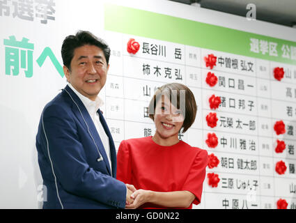 Tokyo, Giappone. 10 Luglio, 2016. Primo Ministro giapponese e pregiudiziale Partito liberale democratico (LDP) presidente Shinzo Abe (L) stringe la mano ad un candidato Eriko Imai come ha vinto la casa superiore elezione alla sede LDP a Tokyo domenica, 10 luglio 2016. © Yoshio Tsunoda/AFLO/Alamy Live News Foto Stock