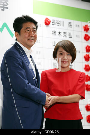 Tokyo, Giappone. 10 Luglio, 2016. Primo Ministro giapponese e pregiudiziale Partito liberale democratico (LDP) presidente Shinzo Abe (L) stringe la mano ad un candidato Eriko Imai come ha vinto la casa superiore elezione alla sede LDP a Tokyo domenica, 10 luglio 2016. © Yoshio Tsunoda/AFLO/Alamy Live News Foto Stock