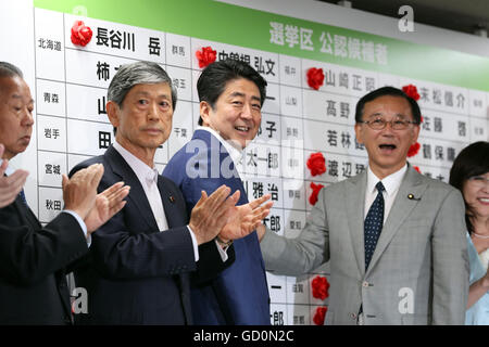 Tokyo, Giappone. 10 Luglio, 2016. Primo Ministro giapponese e pregiudiziale Partito liberale democratico (LDP) presidente Shinzo Abe perni un rosone sul suo partito della lista di candidati nella Upper House elezione alla sede LDP a Tokyo domenica, 10 luglio 2016. © Yoshio Tsunoda/AFLO/Alamy Live News Foto Stock