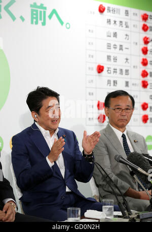 Tokyo, Giappone. 10 Luglio, 2016. Primo Ministro giapponese e pregiudiziale Partito liberale democratico (LDP) presidente Shinzo Abe parla di broadcasting intervista per la casa superiore elezione alla sede LDP a Tokyo domenica, 10 luglio 2016. © Yoshio Tsunoda/AFLO/Alamy Live News Foto Stock